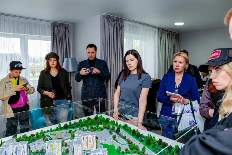 Стенд сбера на пмэф 2023. Мка арбат. Alias group. Alias group. Мка арбат.