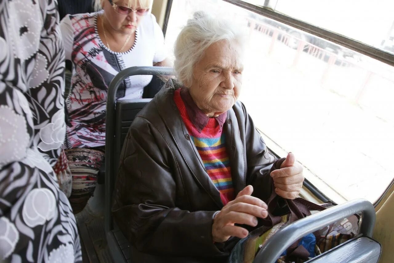 Остановитесь бабушки. Пенсионеры в автобусе. Бабушка в автобусе. Бабушка в маршрутке. Пенсионерка в автобусе.