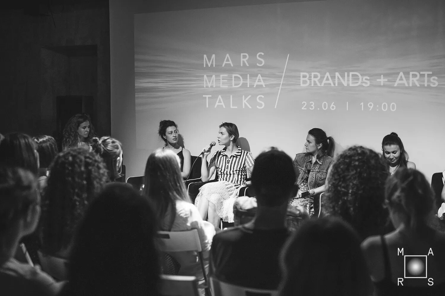 Тренинги мастер классы. Интерьер учебного класса. Лекция в вузе. Групповой психологический тренинг. Семинар в вузе.