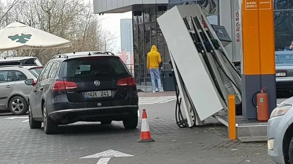 Вырвал пистолет на заправке. Девушки оторвала шланг на заправке. Заправочная колонка. Заправочный шланг бензоколонки. Обрыв пистолета на азс.