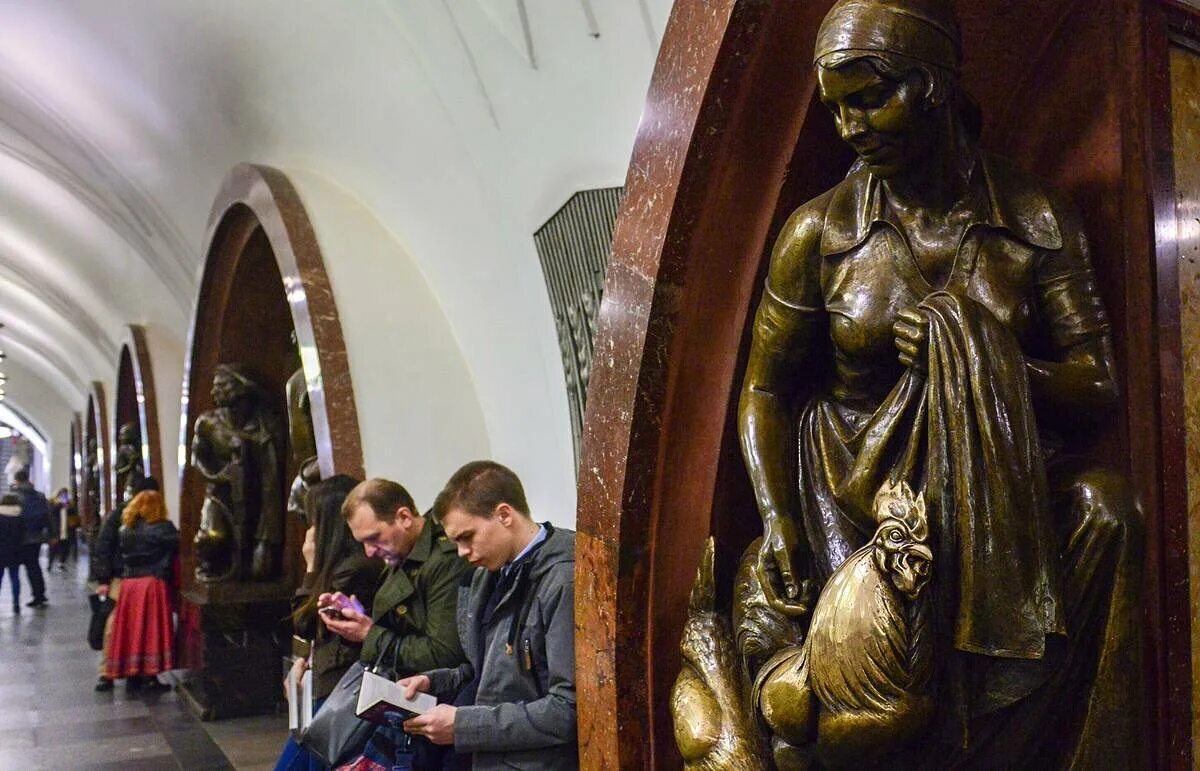 Площадь революции название. Метро площадь революции москва. московский метрополитен станция площадь революции. статуи метро площадь революции. станция площадь революции москва скульптуры.