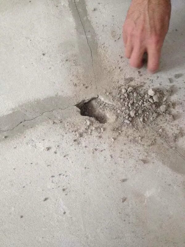Ремонт бетонного покрытия. Растрескивание стяжки пола. Трещины в стяжке пола. Трещины в бетонном полу. Трещины на наливном полу.
