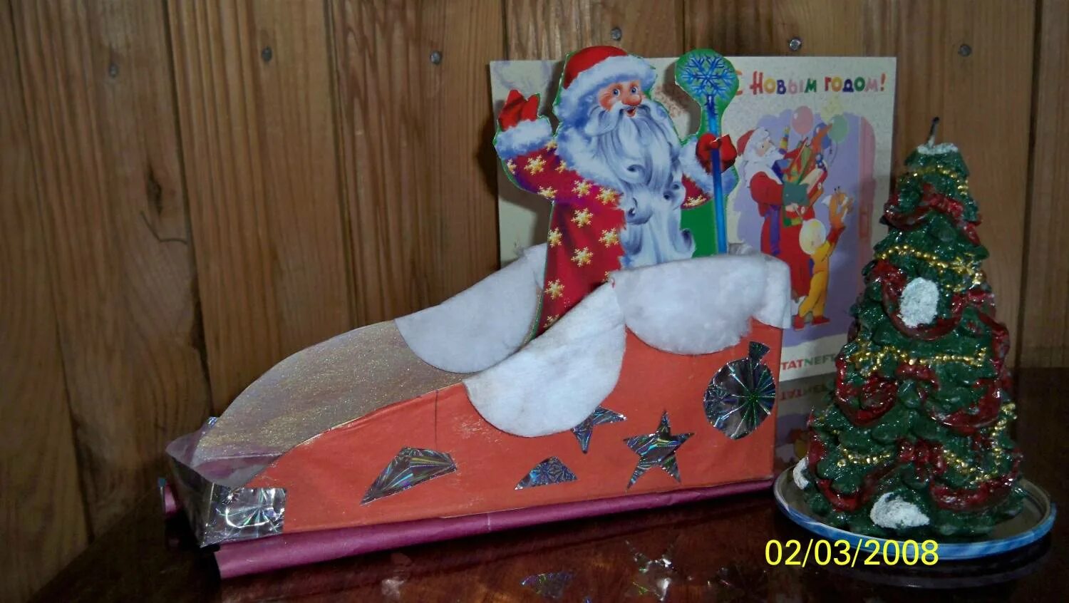 Подарок деду морозу сани. Сани Деда Мороза поделка в детский сад. Новогодний подарок сани Деда Мороза. Поделка на новый год в садик санки Деда Мороза. Сани Деда Мороза из коробки.