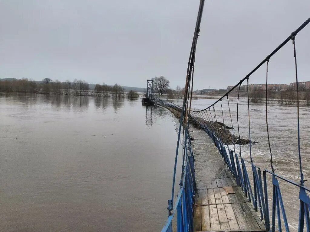 Товарково Угра мост. Подвесной мост в Товарково. Река Угра Товарково. Товарково Калужская область мост. Подъем воды в угре