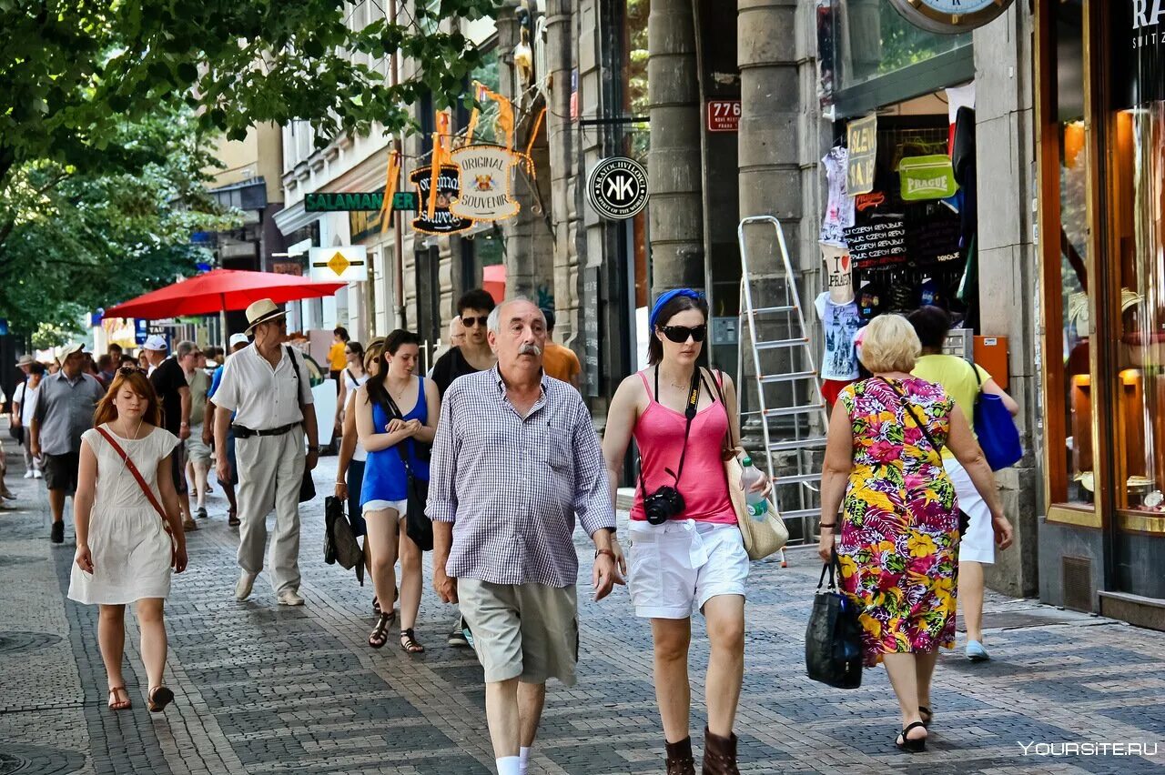 Люди на улицах городов россии. Люди на улице. Люди летом в городе. Германия люди на улицах. Люди на улице города.