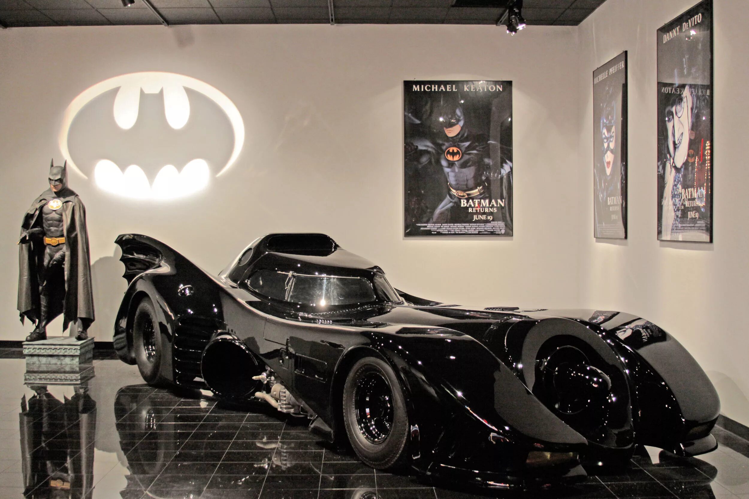 Replika Mobil Batman di IIMS 2016 - Galeri Otosia.com