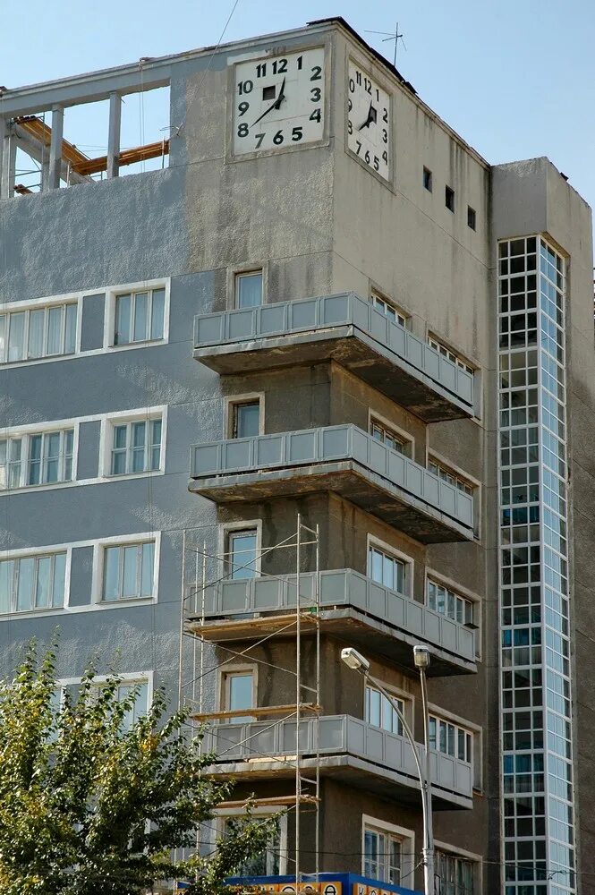 Конструктивизм новосибирск здания. Конструктивизм в архитектуре новосибирска. Дом с часами красный проспект 11 новосибирск. Новосибирск архитектура конструктивизм дом с часами. Новосибирск архитектура конструктивизм дом с часами.