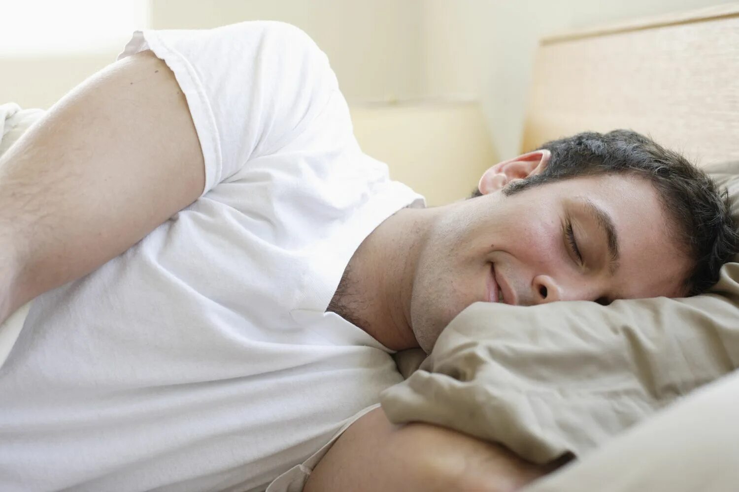 Сны парень улыбается. Спящий человек с улыбкой. Мужчина спит. Мужчина спит. Ухаживания мужчины во сне.