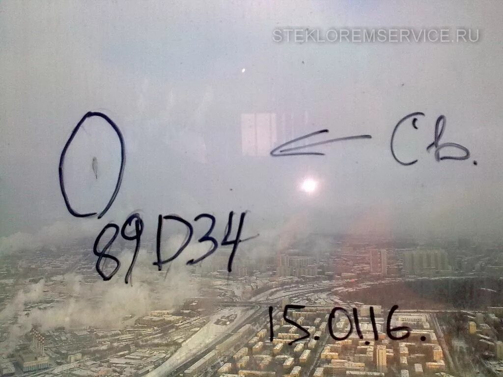 Как убрать окалины со стекла. Следы от болгарки на стекле. Следы окалины на стекле. Следы от искр болгарки. Окалина на стекле.