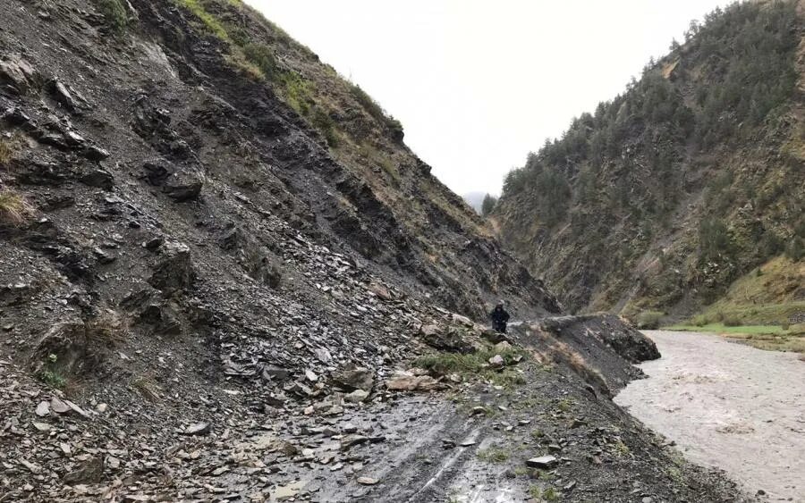 Камнепад в дагестане. Обвалы и их последствия. Спасатели на обрушении здания. Обвал в горах дагестана. Районы обвала.