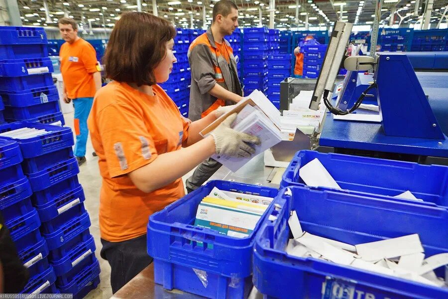 Сортировщик почта россии. Посылка в отделении почты россии. Работница почты россии. Почта россии. Почтальон рб.
