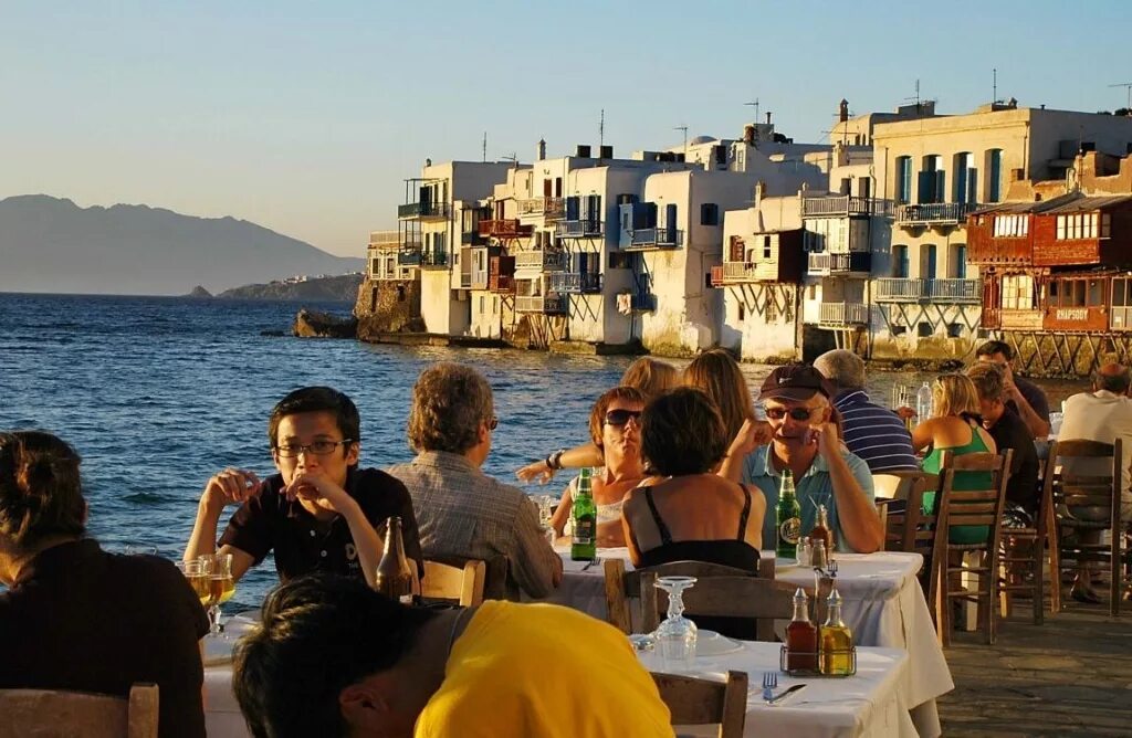 Человек живущий в греции. Греция люди. Застолье в Греции. Жители Греции. Жизнь в Греции.