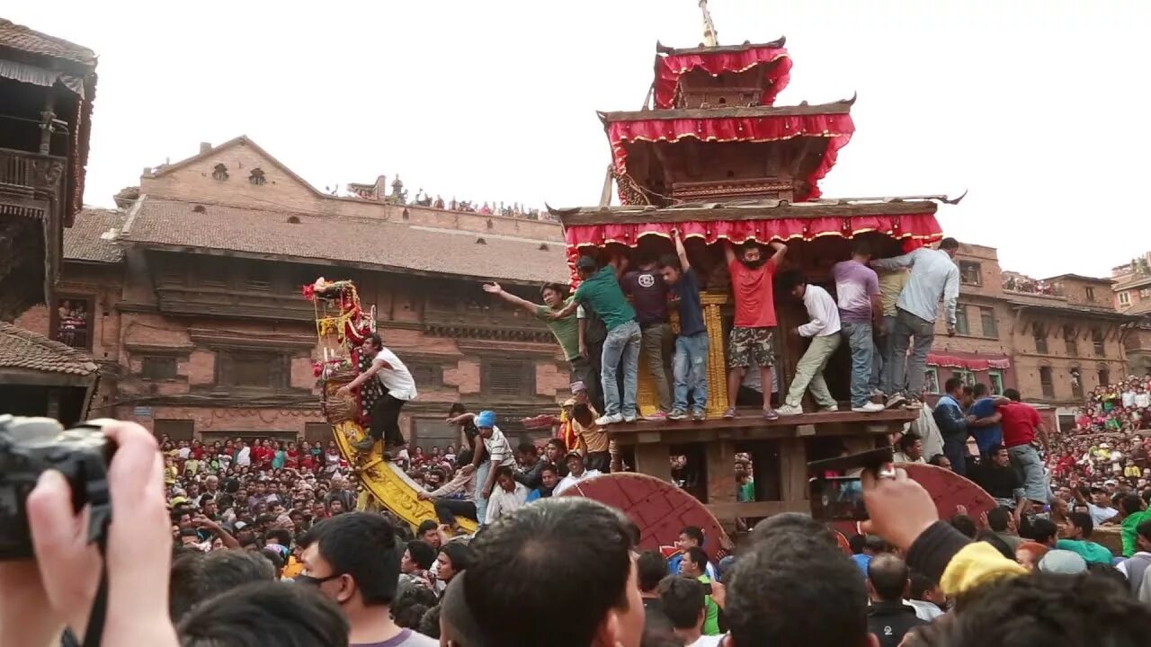 Бискет джатра. Фестиваль бискет джатра бхактапур. бискет джатра в непале. бхактапур непал фестиваль. новый год в непале.