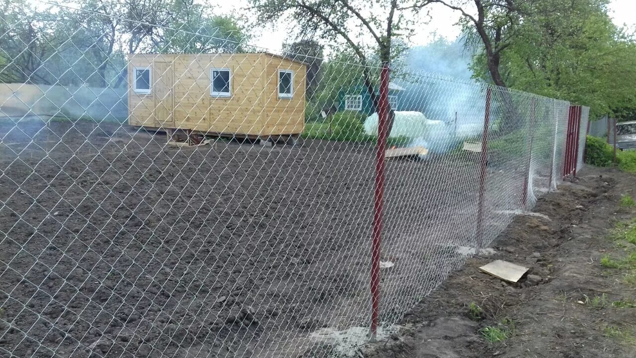 Рабица брянск. Ограждение из сетки. Временное ограждения из сетки рабицы. Сетка рабица ral 7005. Рабица брянск.