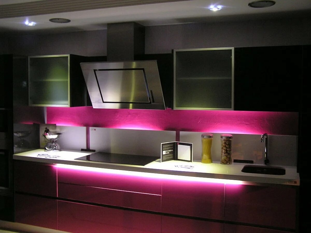Кухня с подсветкой фото. Подсветка для кухни. Подсветка кухонного гарнитура. Кухонный гарнитур с подсветкой. Светодиодная подсветка для кухни.