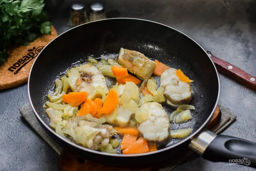 Приготовление вкусного минтая. Минтай на сковороде. Вкусный минтай на сковороде. Минтай на сковороде самый вкусный. Минтай запеченный в сковороде.