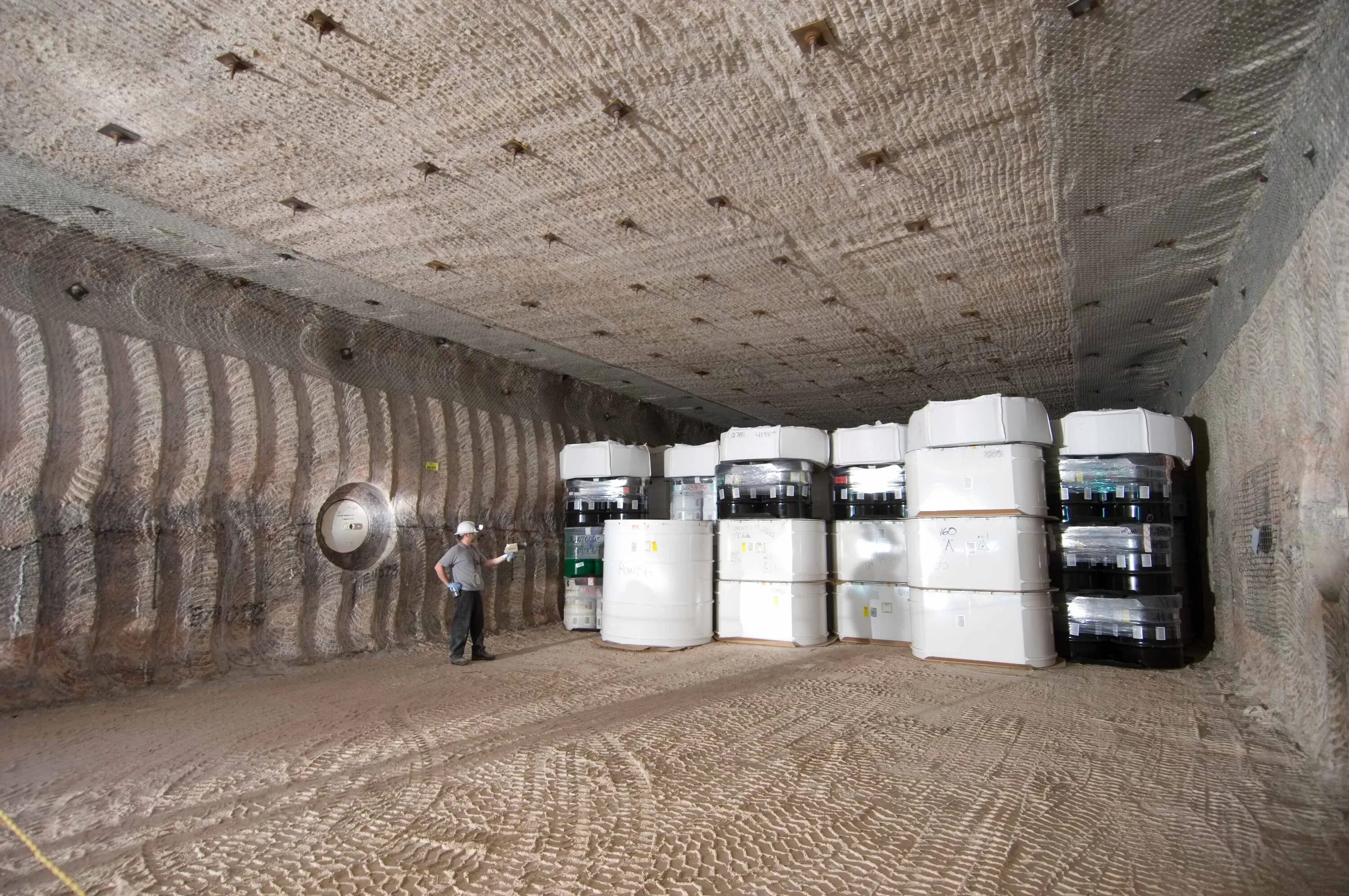 Грунтовых хранилища жидких радиоактивных. Waste isolation pilot plant. хранилище радиоактивных отходов. хранение ядерных отходов. подземный склад.