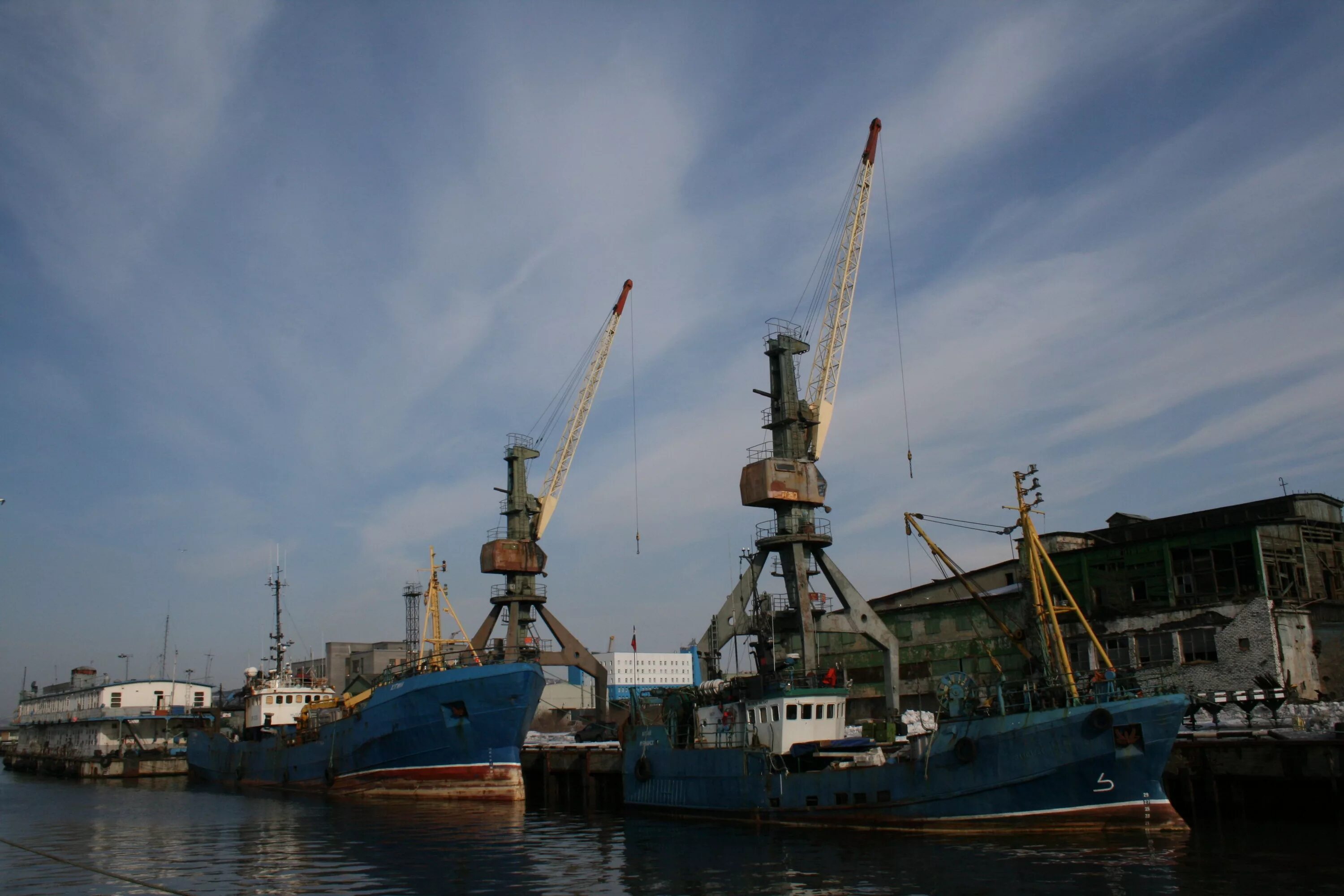 Приход судов в порт. Мурманский морской рыбный порт. Креславский Мурманский рыбный порт. Диомидовский рыбный порт. Седая Мурманский рыбный порт.