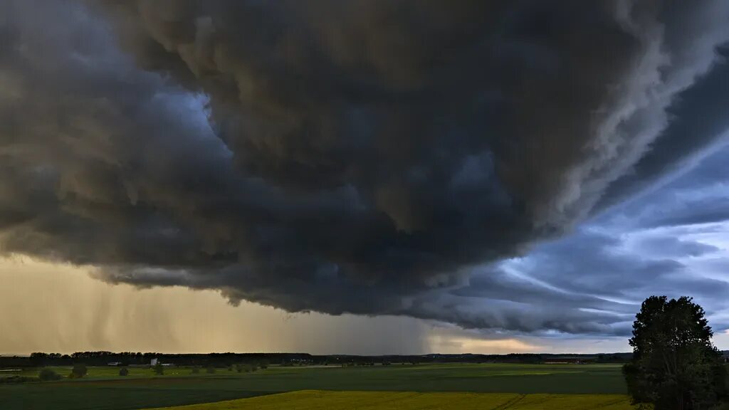 Big clouds. Грозовые тучи. Огромная туча. Грозовое небо. Огромная грозовая туча.