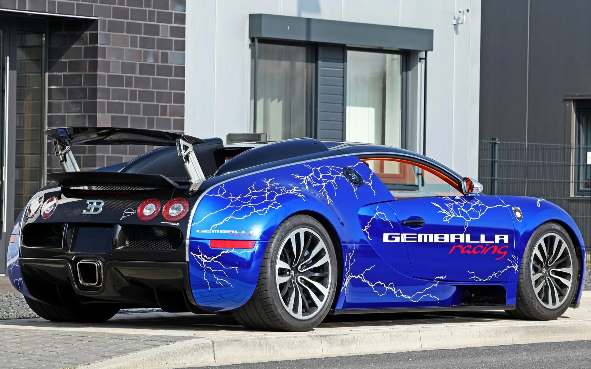 Включи синий машина. Bugatti Chiron винил. Синий Бугатти. Бугатти Вейрон синяя. Гоночный винил на Бугатти.