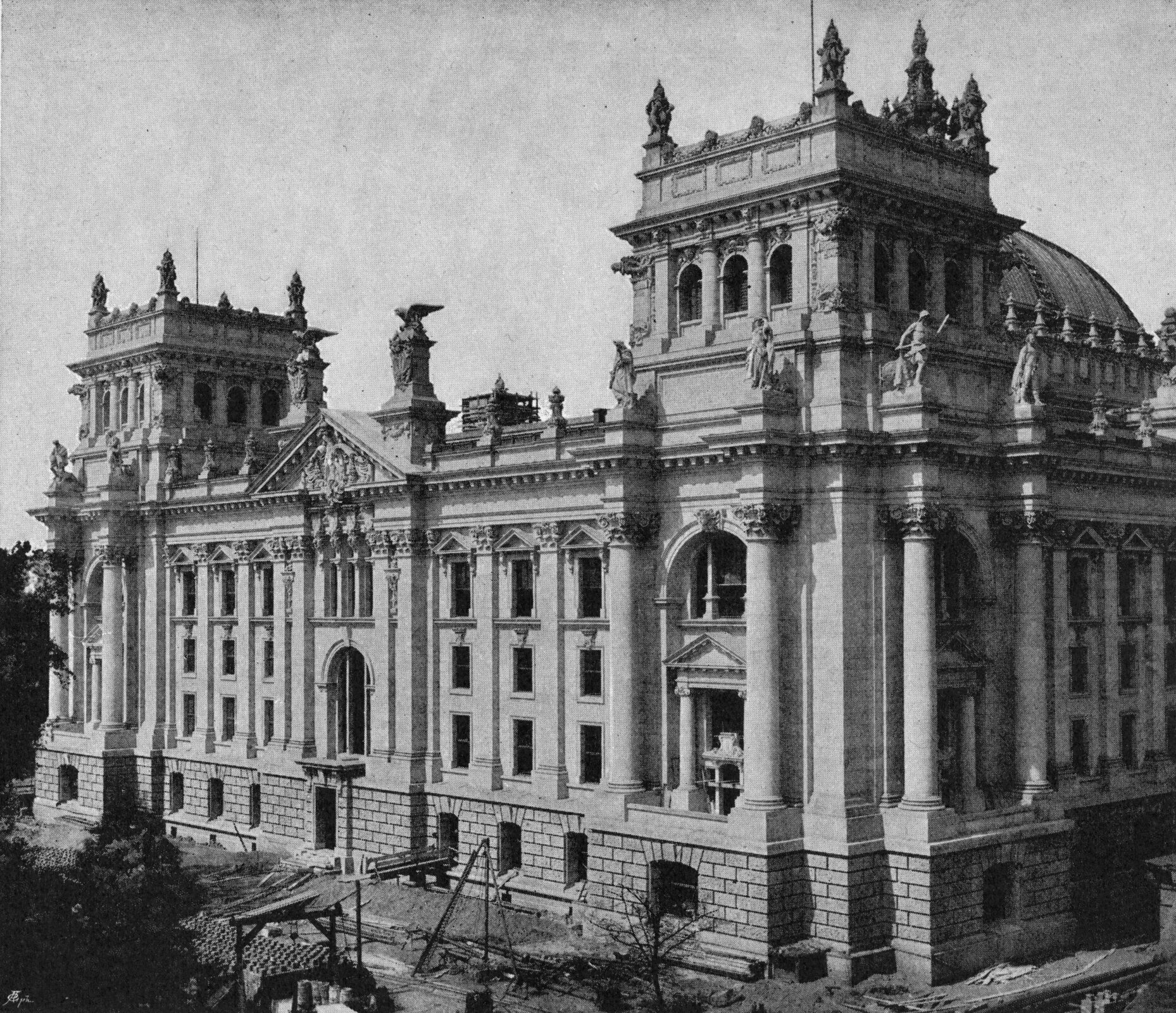 Здание построено во время. Бурдж халифа начало строительства. Небоскрёб в дубае бурдж. Сталинская архитектура котельническая высотка. Ссср архитектура мгу.