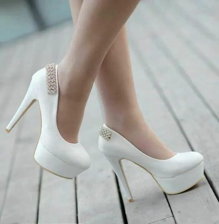 Туфли белые. Туфли свадебные женские. Белые туфли девушка. Белые туфли лодочки. Туфли белые.