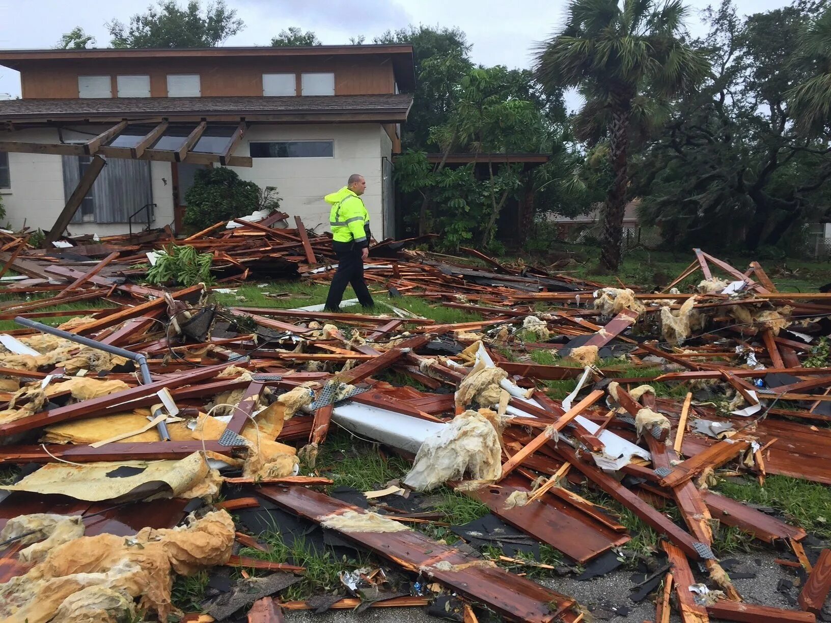 Дом после урагана. Ураган в Майами страшный. После урагана в здании. СИП дом после урагана.