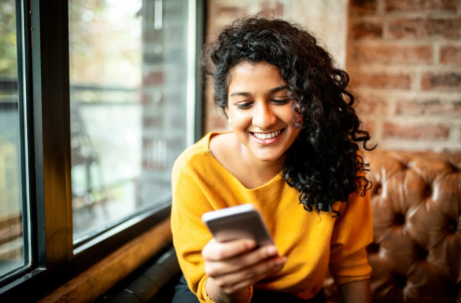 People using mobile Phone. Счастливые люди со смартфоном. Woman with Phone. Looking at the Phone.