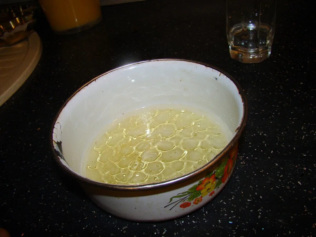 Соты в воде. Медовые соты. Мед с водой соты. Натуральный мед в воде. Настоящий мед в воде.