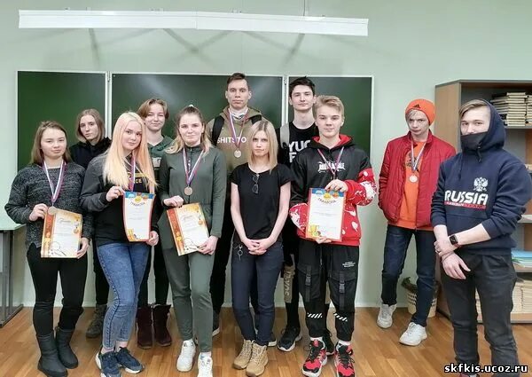 Учитель физкультуры после колледжа. Педколледж учитель физкультуры белгород. Физкультура в техникуме. Учитель физкультуры с детьми. Физическая культура в школе.