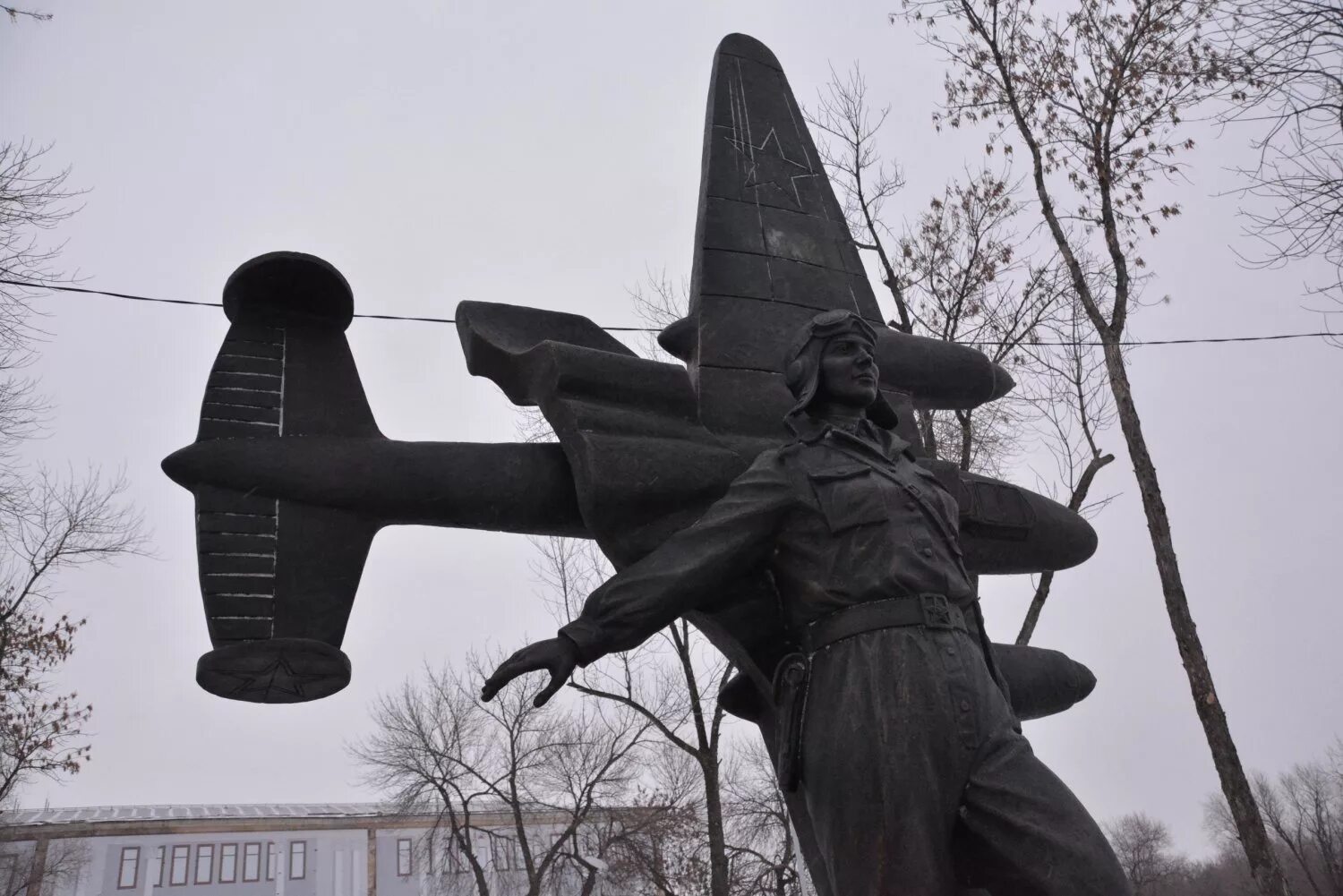 М расковой энгельс. Памятник Расковой в Энгельсе. Памятник Марине Расковой в Москве. Памятник летчицам авиаполка Марии Расковой в Энгельсе. Памятник Марине Расковой в г Энгельс.