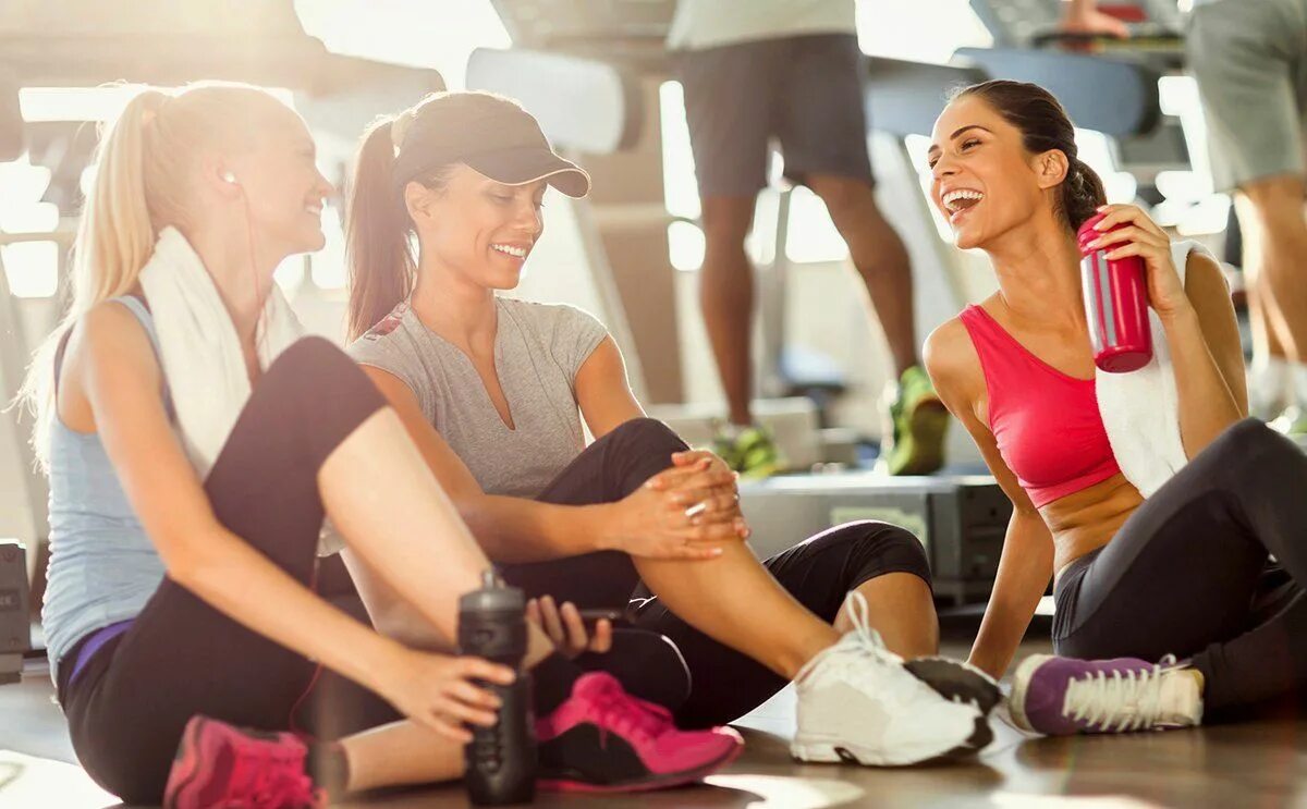 Занятия спортом в спортзале. Девочки в спортзале. Подруги в спортзале. Девочки в спортзале. Спортивные девушки.