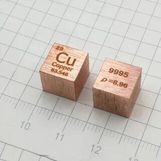На столе стоит сплошной медный куб