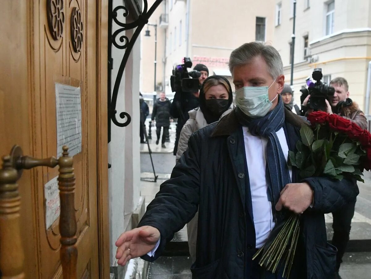 В москве простились с сергеем соловьевым. Сергей соловьёв прощание и похороны. Церемония прощания с владимиром этушем. В москве простились с дмитрием красиловым. В москве простились с дмитрием красиловым.