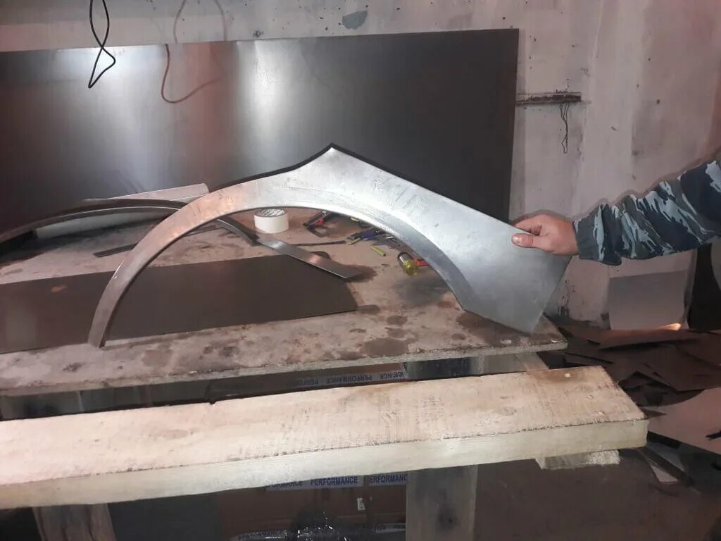 Ремонтные арок на авто. Infiniti fx35 задние колесные арки. Изготовление арок на авто. Широкие арки на авто. Арка колёсная инфинити фх.