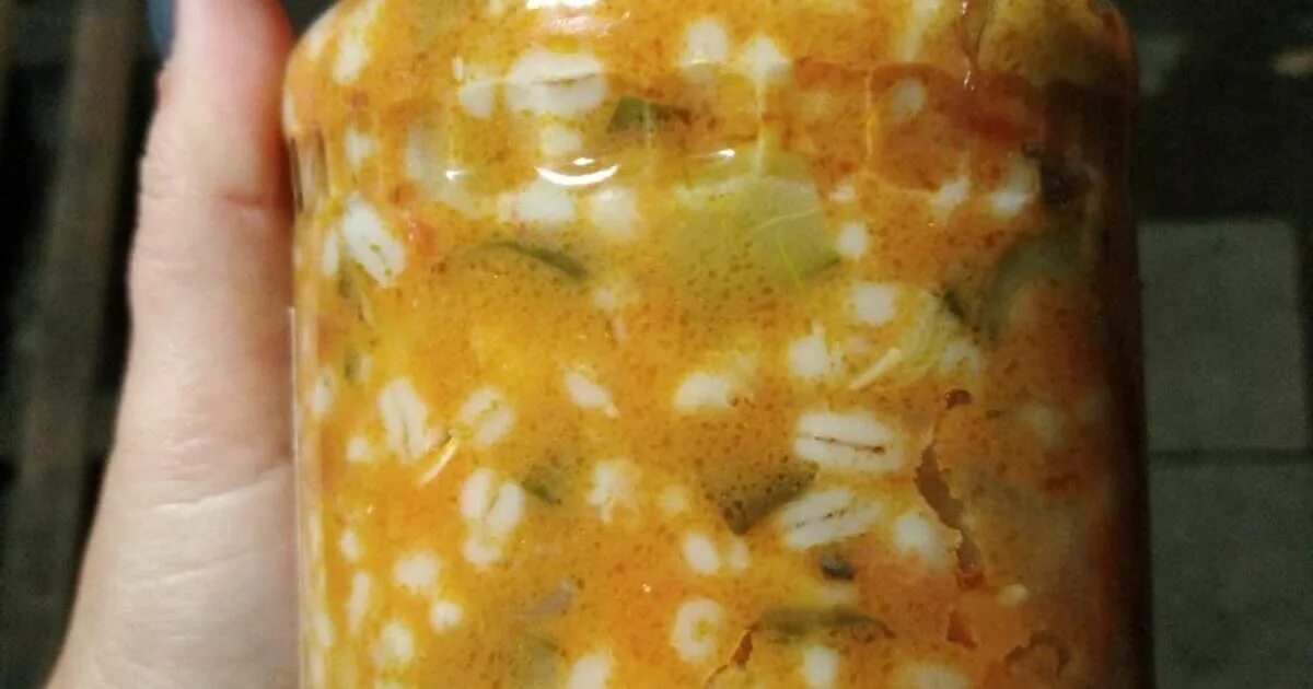 Заготовка для рассольника с солеными огурцами. Рассольник в банке. Рассольник на зиму с перловкой и свежими огурцами на зиму. Заготовка рассольника на зиму в банках. Рассольник на зиму.
