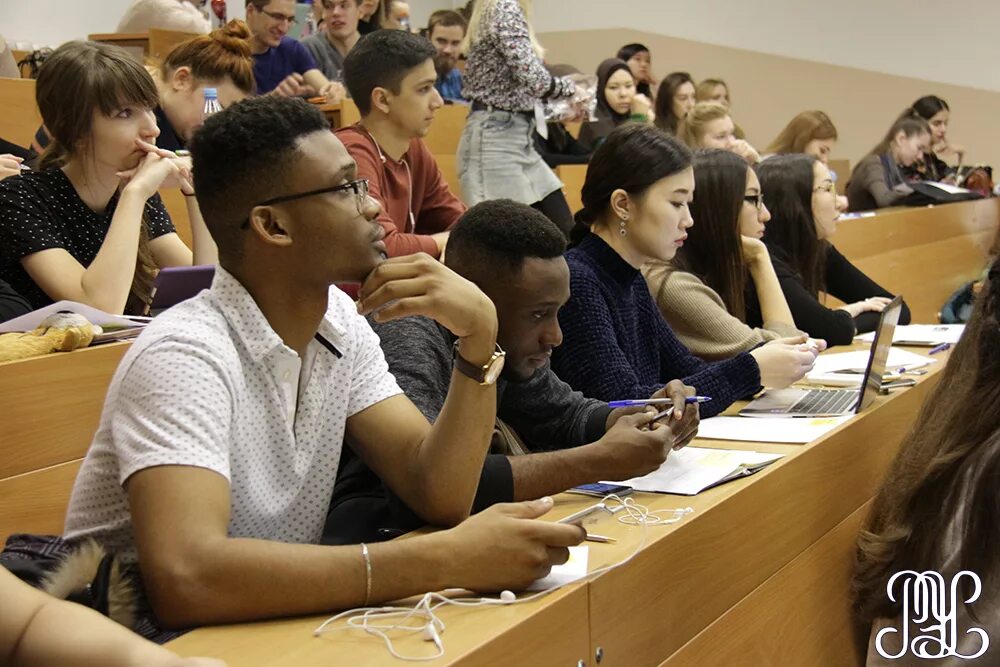 Волгоградский филиал рэу им г в плеханова волгоград. Рэу им плеханова студенты. Студент рэу. Студент рэу. Студент рэу.