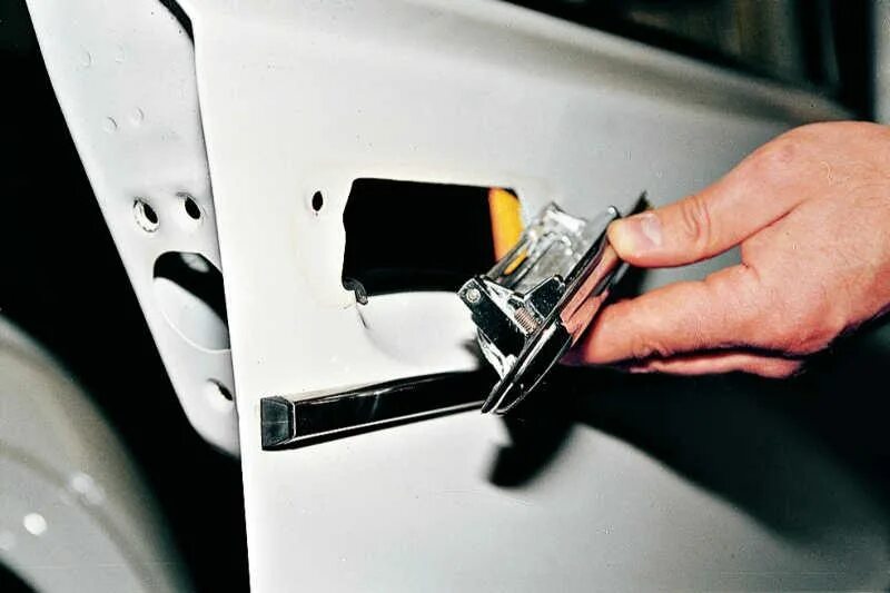 Как заменить наружную ручку двери. Ручка двери ваз 2109 водительская сторона. Дверной замок ваз 2106 конструкция. Недооткрывает ручка двери ниссан кашкай 2007г. Ваз 2106 сломалась ручка открывания двери.