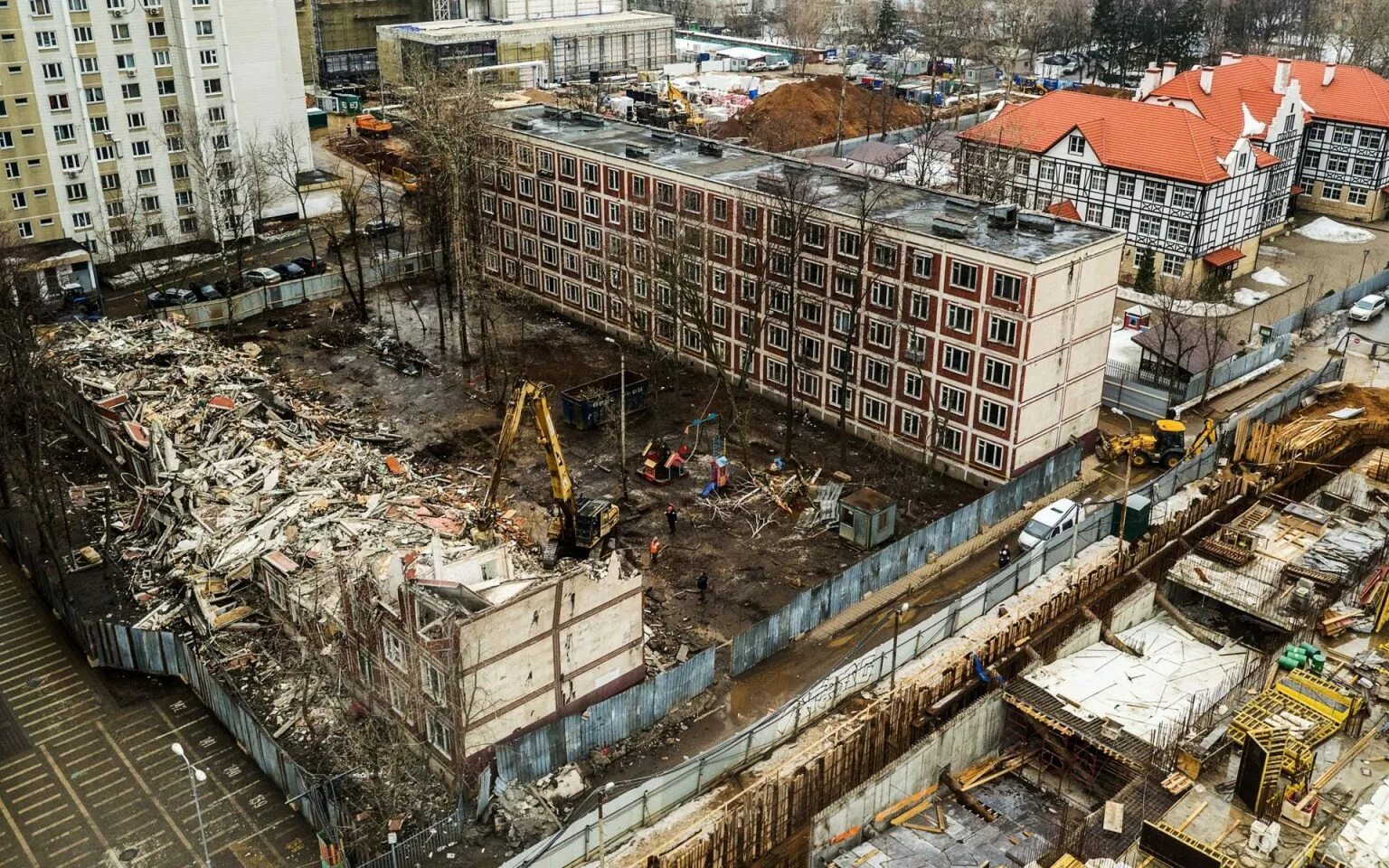 В петербурге передвинули здание