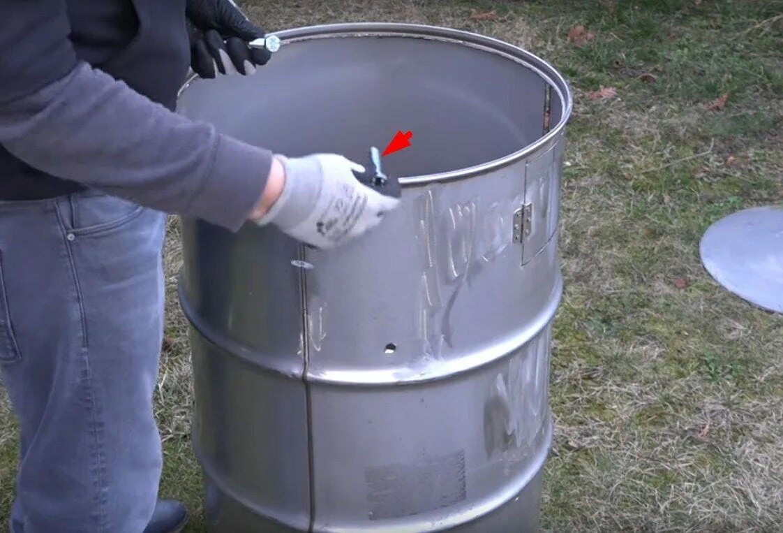 Коптильня из бочки 200 литров своими руками. Как из двухсотлитровой бочки сделать. Коптилка из бочки 200 холодного копчения. Чертеж коптильни с 200 литровой бочки. Коптильня из бочки 200 литров горячего копчения.