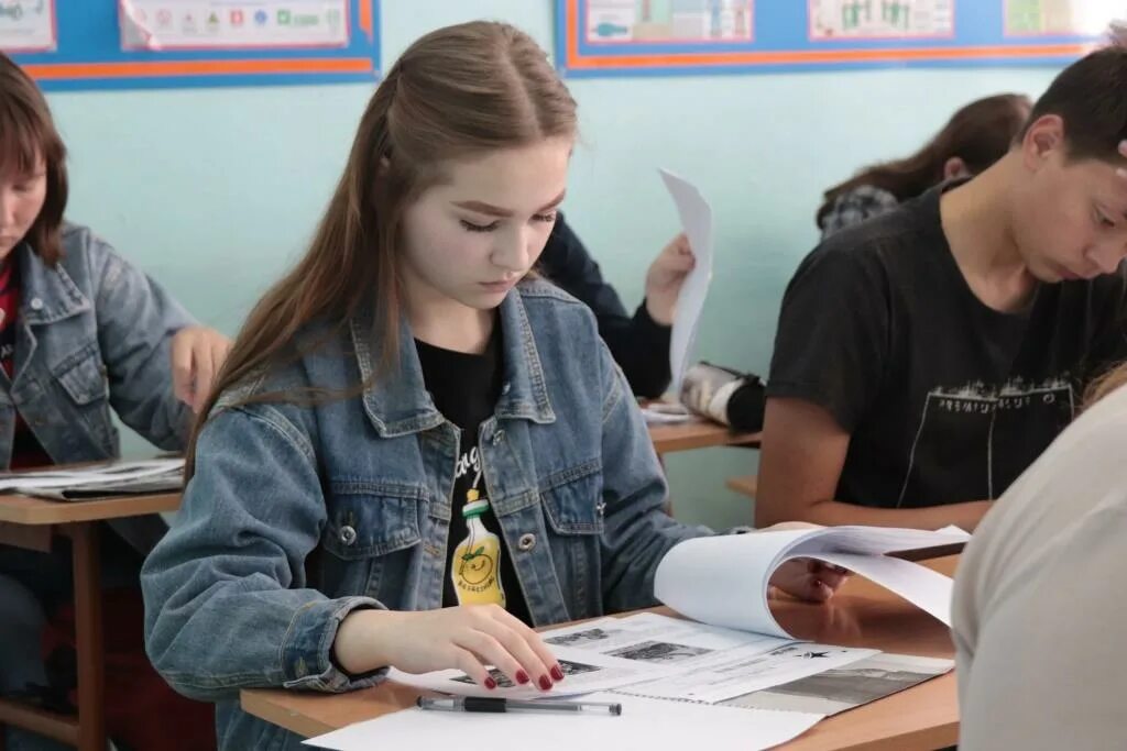 Студент спо это. Студенты спо. студент пишет в колледже. учиться в спо.