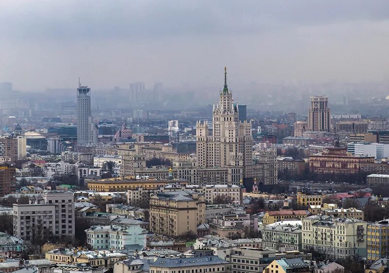 Москва сити и пятиэтажки. Ссср панорама москвы. Сталинская высотка на таганке. Константино-еленинская башня. Вид на москву с котельнической набережной.