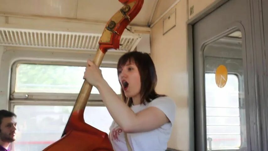 Девушки поют в поезде. Девушки поют в поезде. Девочка едет в поезде. Валерия щербина белое злато. Девушки в вагоне.