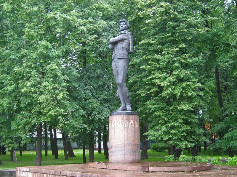 Скульптура троица в ярославле. Памятный камень в ярославле. Ярославль недорогие памятники. Власьевский сквер ярославль. Памятник 1000-летию ярославля.