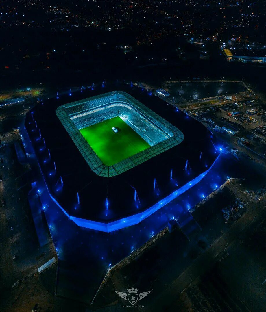 Ночной стадион. Стадион Калининград Арена. Калининград Арена ночью. На футбольном стадионе. Ночной футбольный стадион.