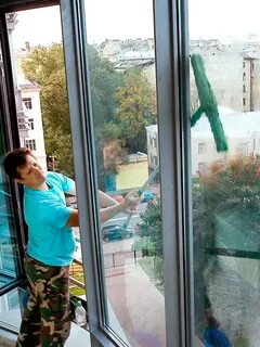 Мытье окон на балконе