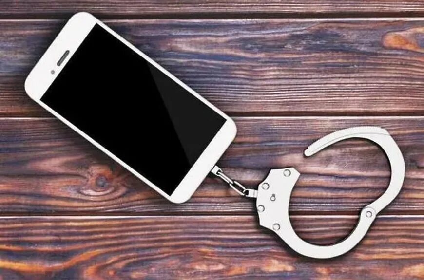 Смартфон и наручники. Телефон наручники. Смартфон и наручники. Телефон наручники. Телефон наручники.