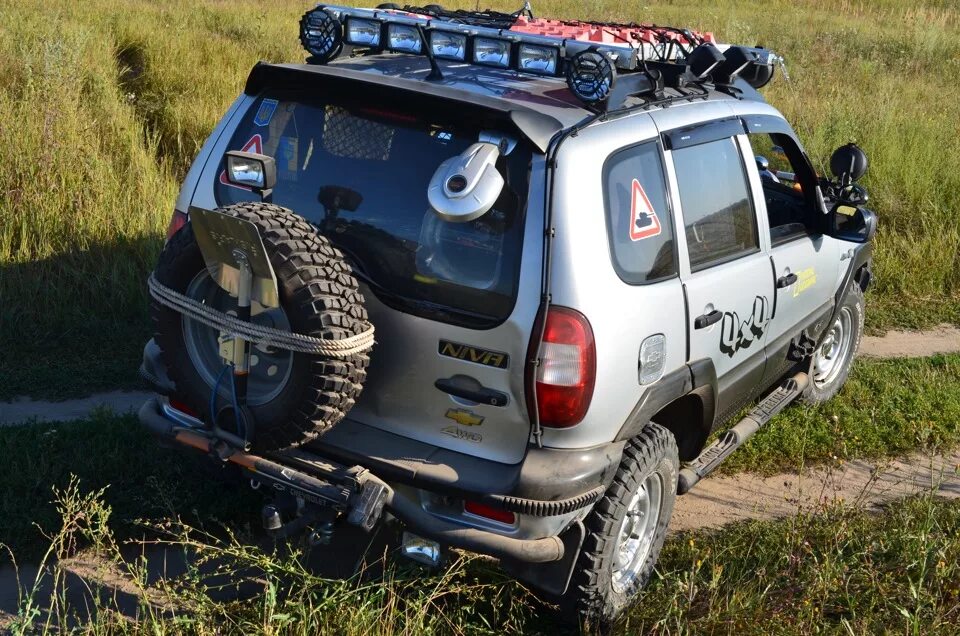 Шнива установка. Шевроле Нива трофи. Шевроле Нива оффроуд. Chevrolet Niva внедорожный. Chevrolet Niva Tuning.