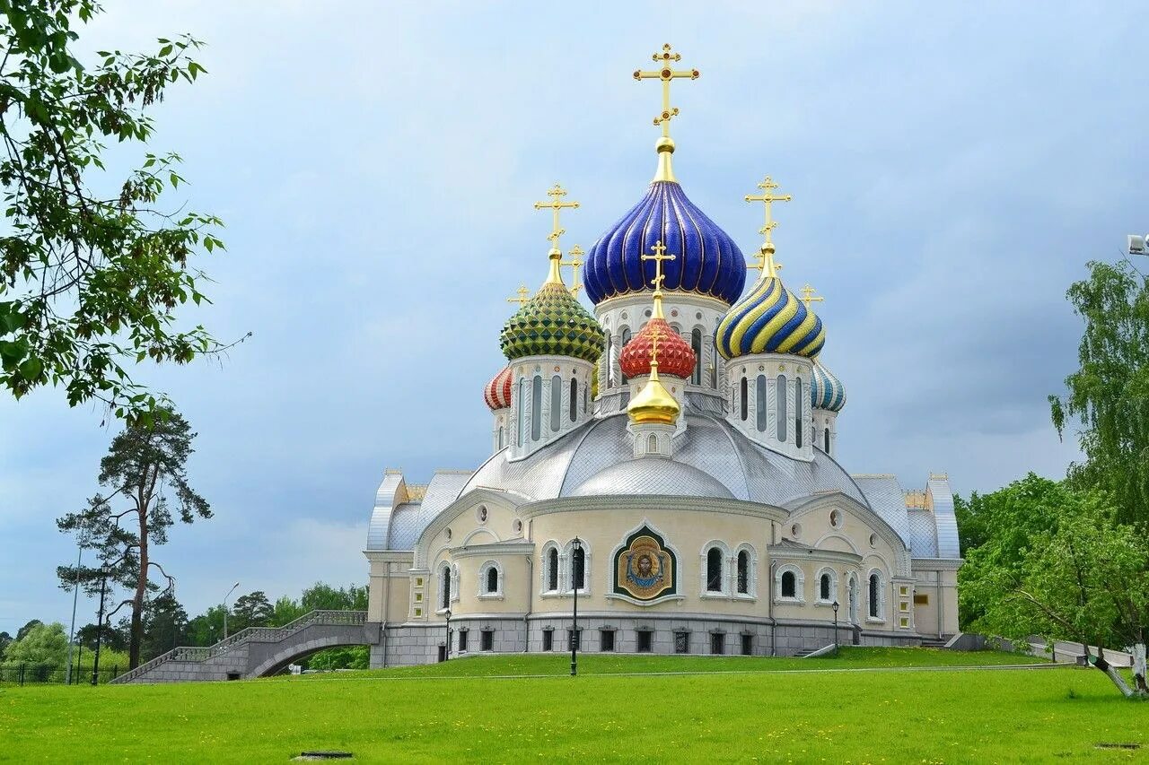 Великие православные храмы. Храм Спаса Преображения Господня в Переделкино. Храм в Соборовском подворье Переделкино. Современные храмы России. Красивые современные храмы.