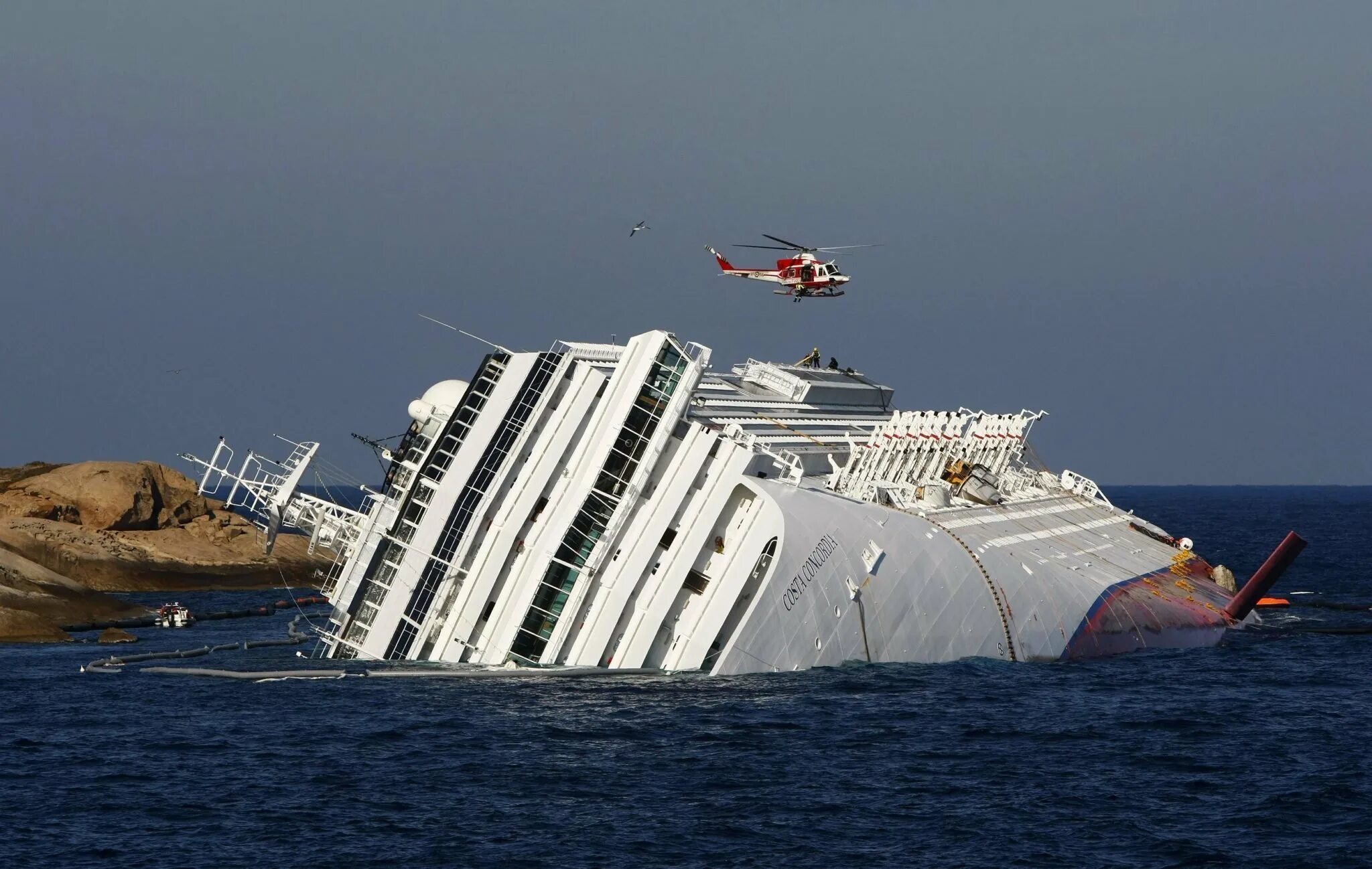 Costa concordia крушение. Коста Конкордия крушение. Лайнер Коста Конкордия крушение. Крушение Коста Конкордии 2012. Круизный лайнер Коста Конкордия.